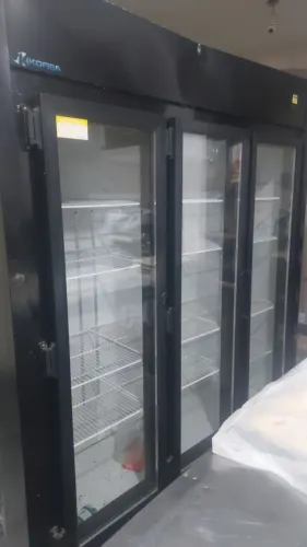 Geladeira 3 portas para bebidas bolos diversos