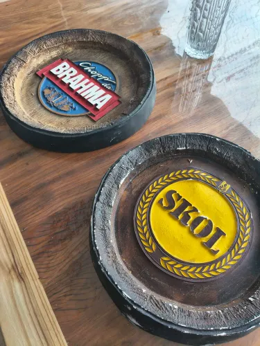 Par de quadros Skol e Brahma gesso e fibra usados