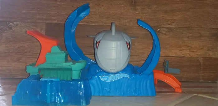 Pista HotWheels robô tubarão