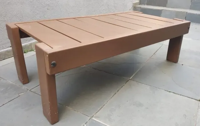 Mesa de Centro em Madeira Pintada (com marcas de uso)