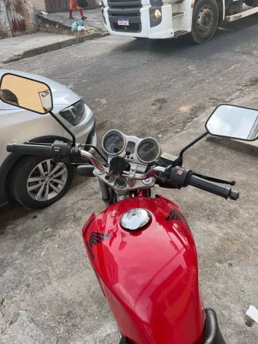 Vendo CB Twister 250cc, ano 2003, toda no padrão/modelo 2008