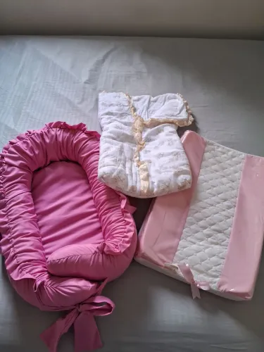 Kit com 3 peças semi novo , contém um ninho,saco de dormir, trocador de cômoda