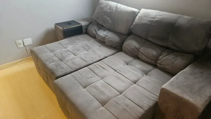Sofá retrátil em bom estado