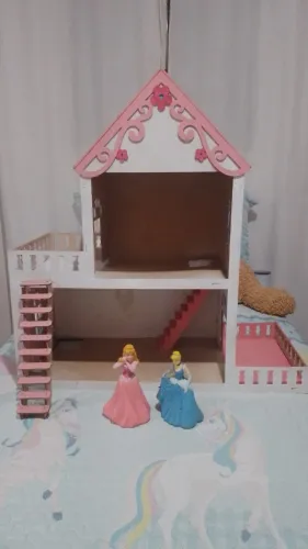 Casinha de boneca em MDF -Com uma escada externa