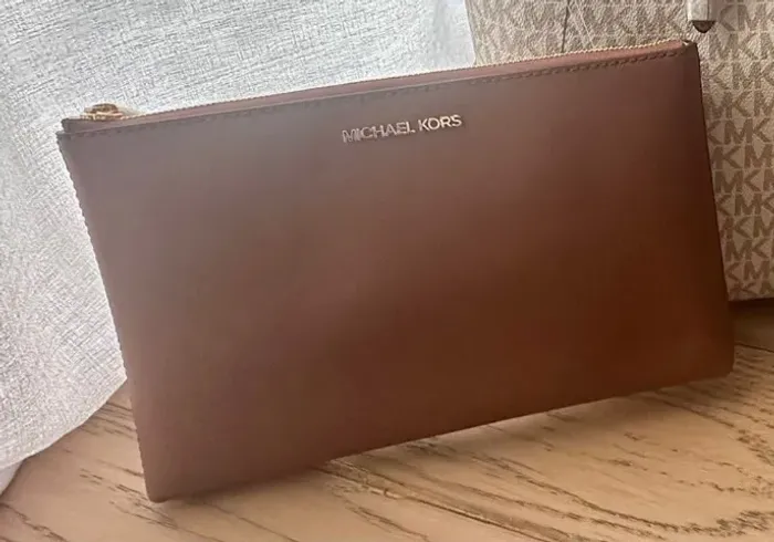 Clutch / Necessaire Michael Kors Original Caramelo com Zíper | Nova