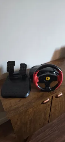 Volante Thrustmaster Ferrari Racing Wheel Red Legend Edition + Pedais