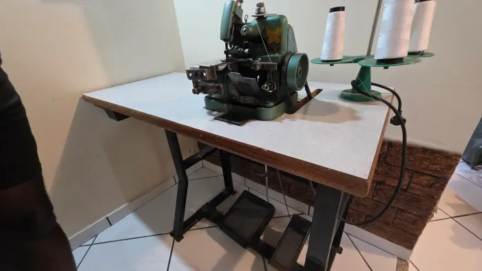 Máquina de Costura Overlock