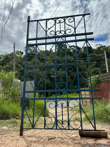 Portão antigo de ferro maciço 