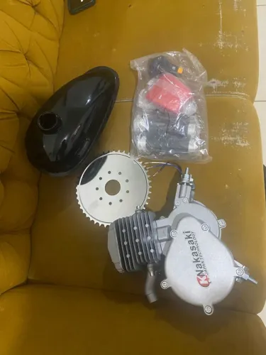 Estou vendendo um kit de motor de bicicleta novo, de 80cc. 