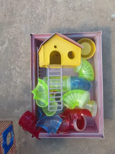 Casinha de hamster motivo da venda faltam 5 anilhas e eu não consigo encontrar na minha ci
