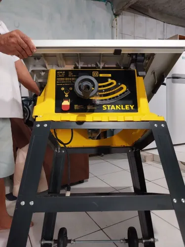 Serra de Bancada Stanley 10" 1800W com Mesa e Suporte