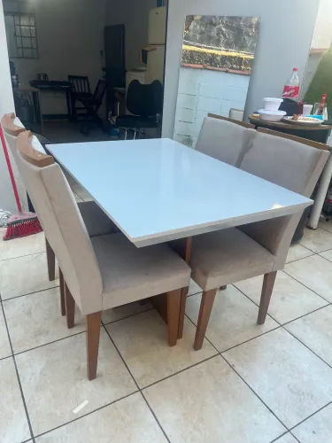 Mesa de jantar com 4 cadeiras