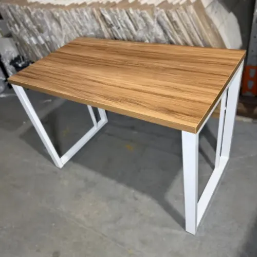 mesa com tampo na cor nogal e pés estilo metalon branco 