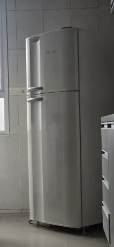 Doa-se Geladeira 110v (necessita manutenção)