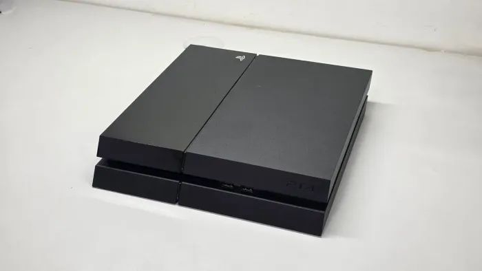 PlayStation 4 500GB + 1 Controle + 3 Jogos Originais (Mídia Física)