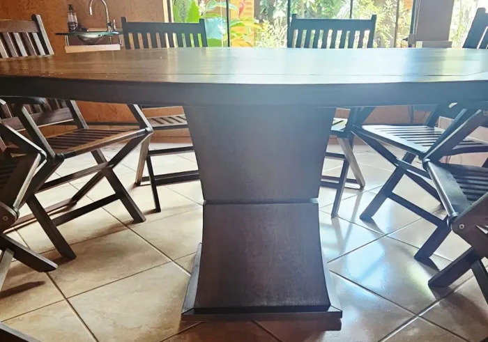 Mesa de madeira maciça