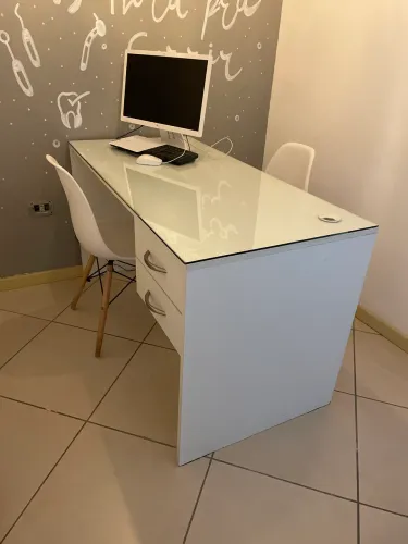 Mesa de escritório com gaveteiro e tampo de vidro