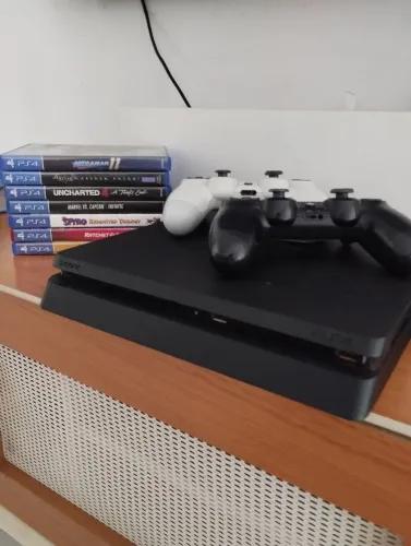 PS4 SLIM 1TB + HD EXTERNO + 7 JOGOS + 2 CONTROLES
