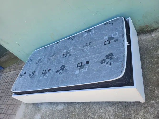 Cama Solteiro com colchão / ENTREGO