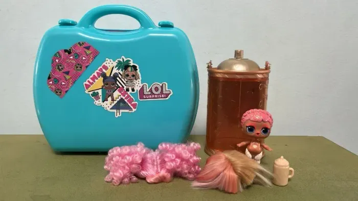 boneca lol + camara expositora + 2 perucas + maleta
