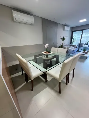 Mesa de vidro com 6 cadeiras