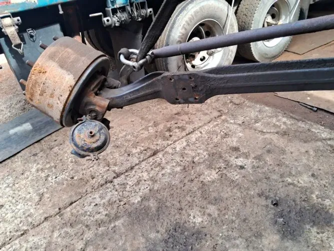 Eixo do caminhão Iveco dianteiro modelo 240 e 28 em perfeito estado 
