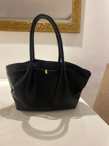 Bolsa preta elegante, semi nova