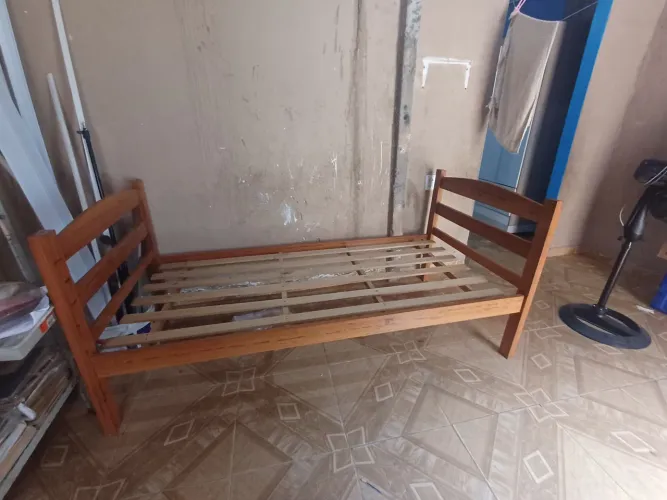 Cama de madeira solteiro