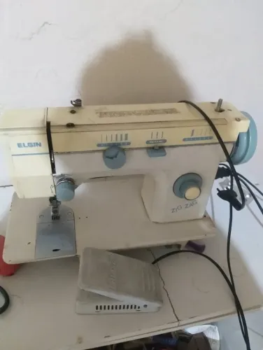 Máquina de costura Zig Zag Singer