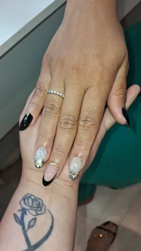 Unhas em postiça realista