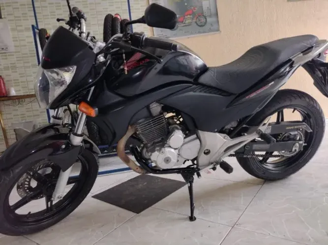 CB 300 2011 com baixa Km( 60 mil km ), segundo dono