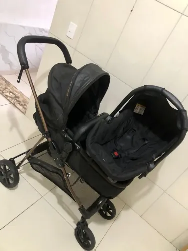Carrinho de bebê com bebê conforto