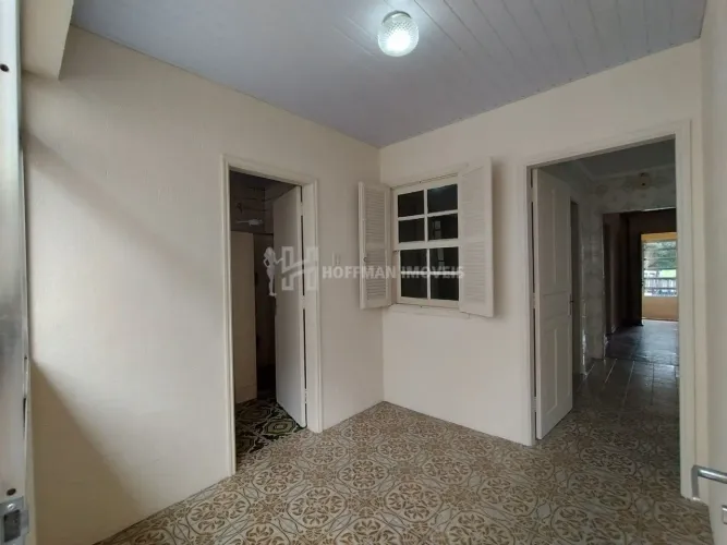 Casa para alugar com 02 dormitórios e 03 vagas no bairro Santa Maria