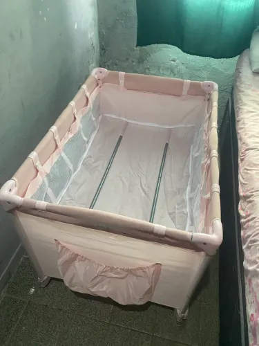 Vende-se berço portátil que vira chiqueirinho preço negociável!!
