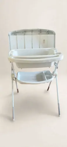 Banheira de bebê com suporte e trocador