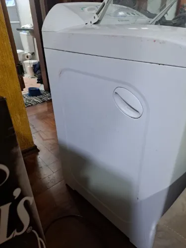 Máquina de lavar Eletrolux 12kg funcionando 