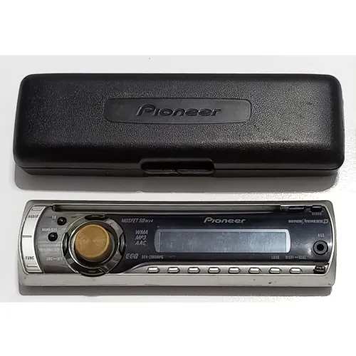 Display do Pioneer CD player modelo DEH-2980MPG. Frente do autorrádio.