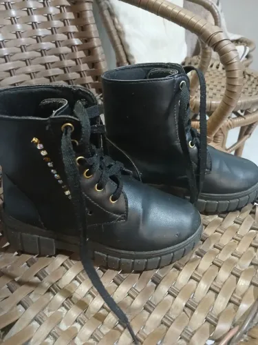 Bota infantil com marcas de uso, material bom e confortável. 