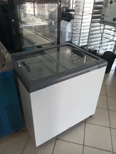 NZ. Freezer horizontal 200L tampa de vidro Gelopar