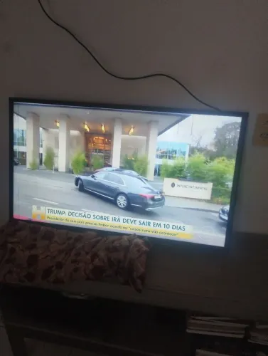 Tv 42 polegadas com um leva fio na tela