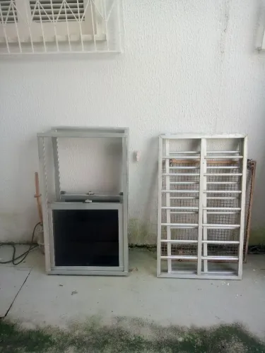 Janelas alumínio com grades e cx d'água