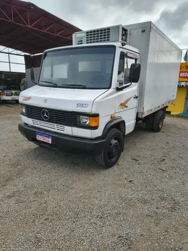 MB 709 Ano 1989 baú Refrigerado 
