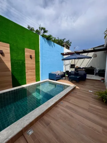 Imperdível! Alugo casa duplex mobiliada em condomínio.