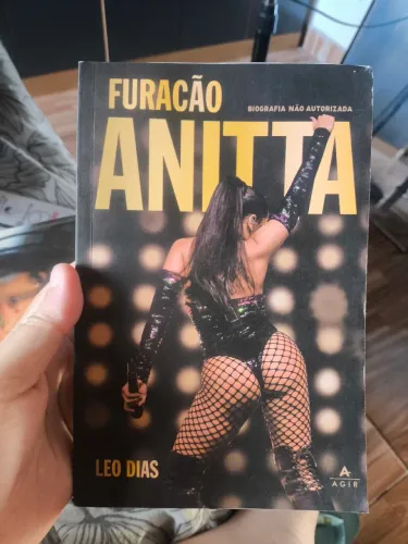 Livro furacão anitta