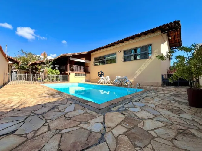 Casa com piscina a venda no bairro Santa Amélia!