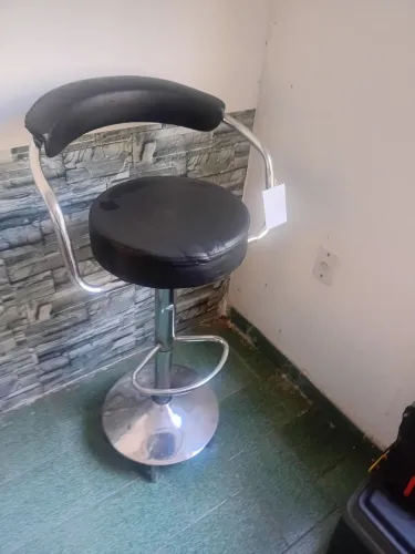 Banqueta preta alta cromada altura máxima 105cm