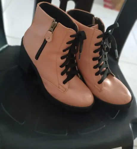 Bota Feminina Nude/Rosê tipo coturno - salto trotando - NOVA SEM USO