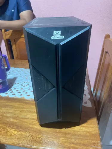 Gabinete com uma fan e rgb para doação