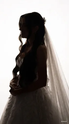 Vestido de Noiva - Modelo Princesa - Decote Coração e Detalhes em Vidrilho