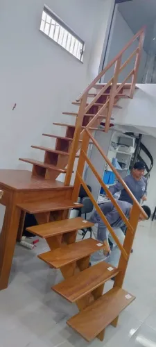 Vende-se Escada de Madeira Maciça!!!